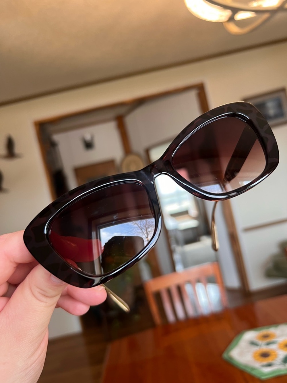Stylish Tortoiseshell Cat-Eye Sunglasses - Brown